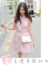 粉色连身裙的他